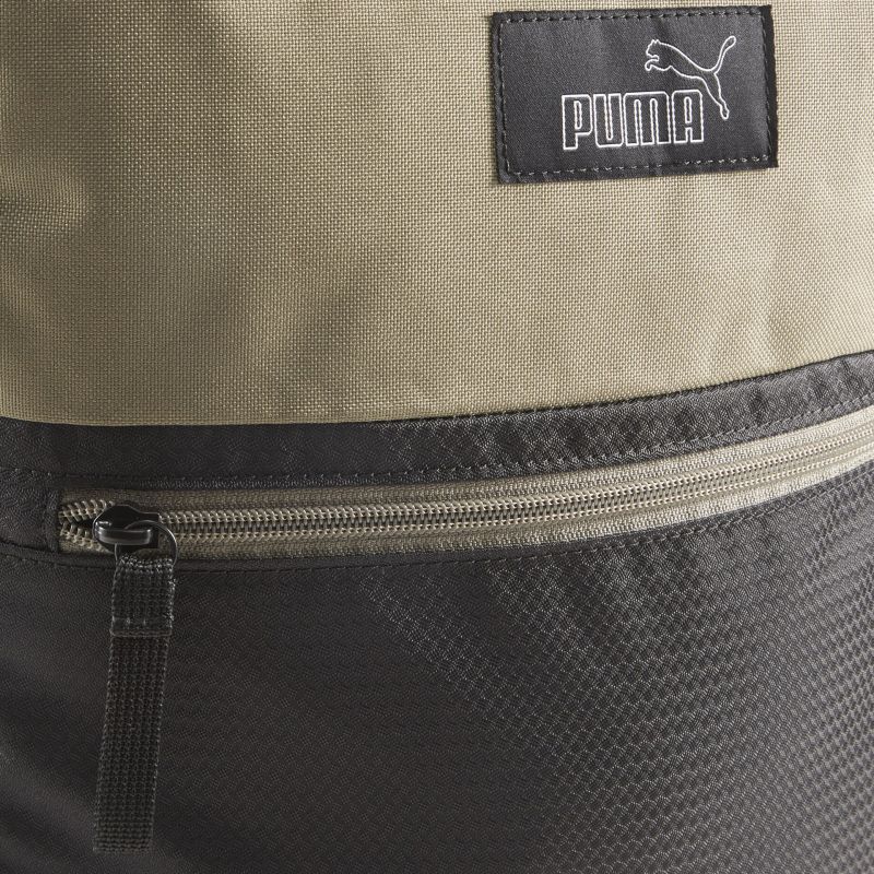 Detailaufnahme eines robusten, sportlichen Rucksacks mit Reißverschluss und Markenlogo.