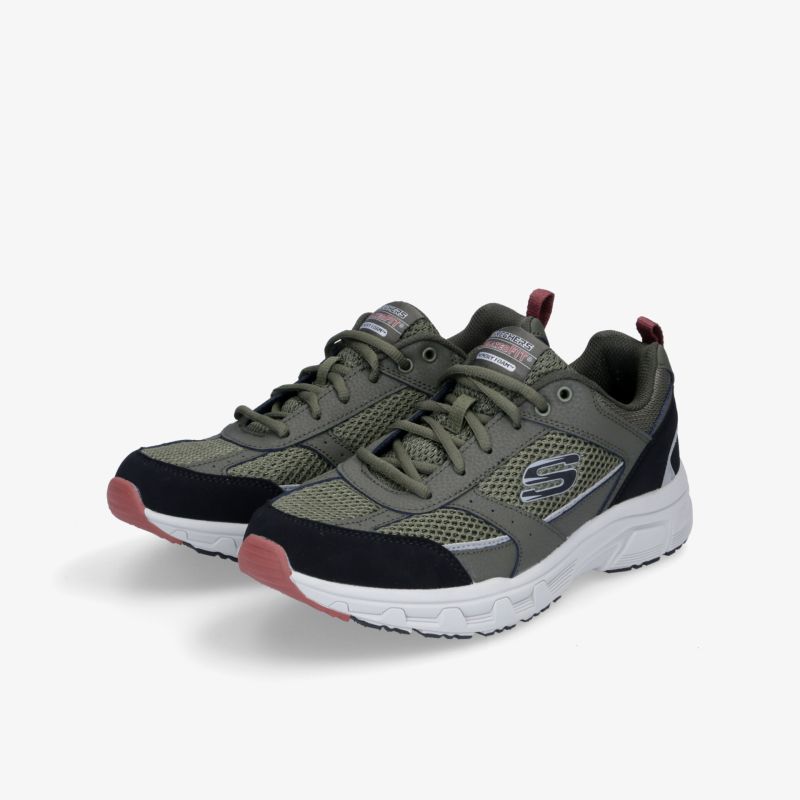 Grüne Sneaker mit schwarzem und rotem Detail, sportliches Design, ideal für Aktivitäten oder Alltag.