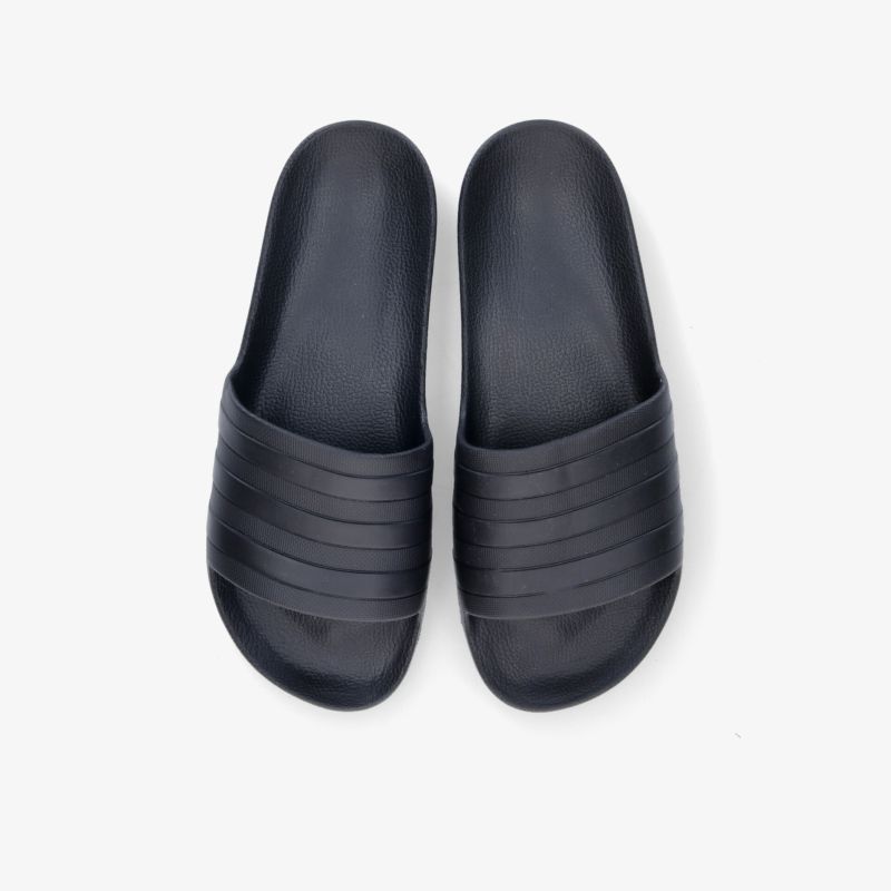 Elegante schwarze Badelatschen mit rutschfester Sohle für maximalen Komfort und Stil im Alltag.