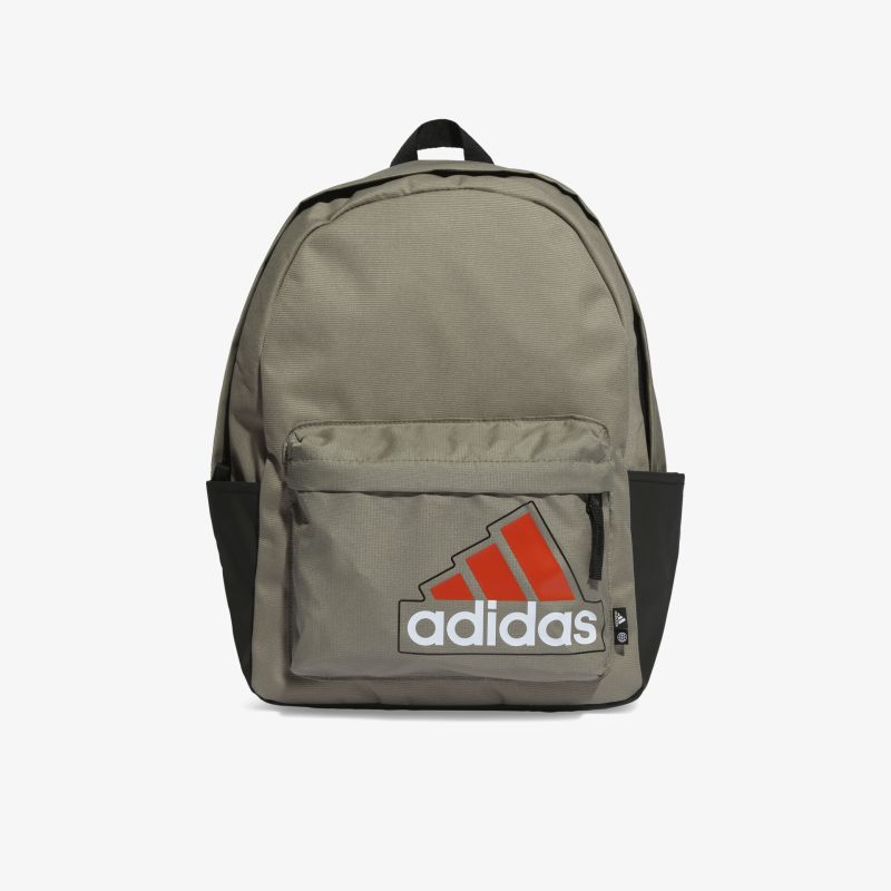 Grüner Adidas-Rucksack mit großem Logo auf der Fronttasche, ideal für Alltag und Reisen.
