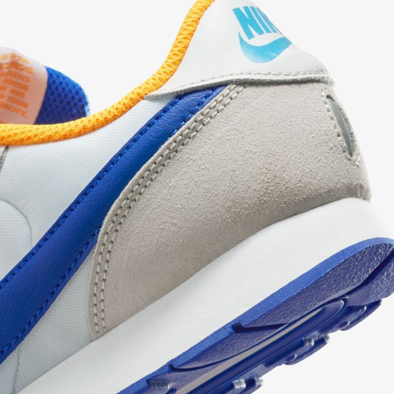 Detailansicht eines modernen Sneakers mit blauen und grauen Akzenten und rutschfester Sohle.