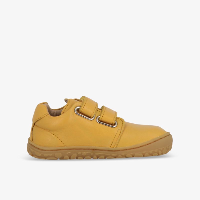 Bequemer gelber Sneaker mit praktischem Klettverschluss und flexibler, robuster Sohle für den Alltag
