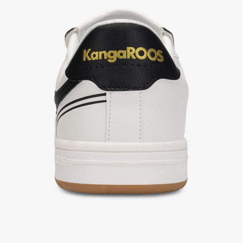 Weiße Rückansicht eines Sneaker-Sportschuhs mit schwarzem Fersenbereich und goldfarbenem KangaROOS Logo