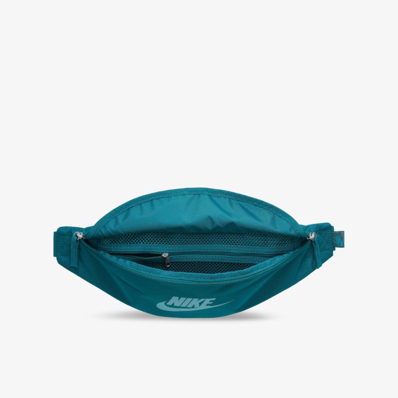 Stilvolle blaue Gürteltasche von Nike mit stabilem Reißverschluss, ideal für unterwegs und praktische Aufbewahrung.