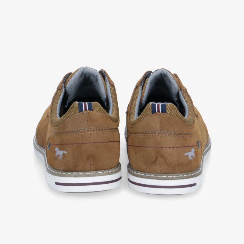 Bequeme braune Lederschuhe mit sportlichem Design und robuster Sohle. Perfekt für Alltag und Freizeit.