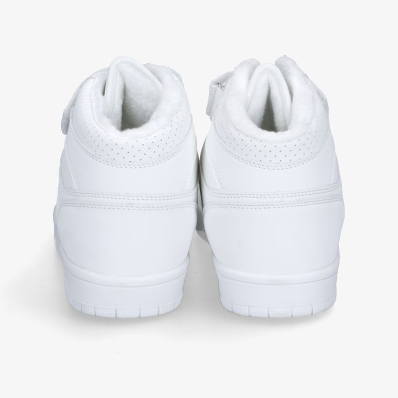 Rückansicht von zwei weißen Schuhen mit hohem Schaft und gepolstertem Knöchelbereich für optimalen Komfort