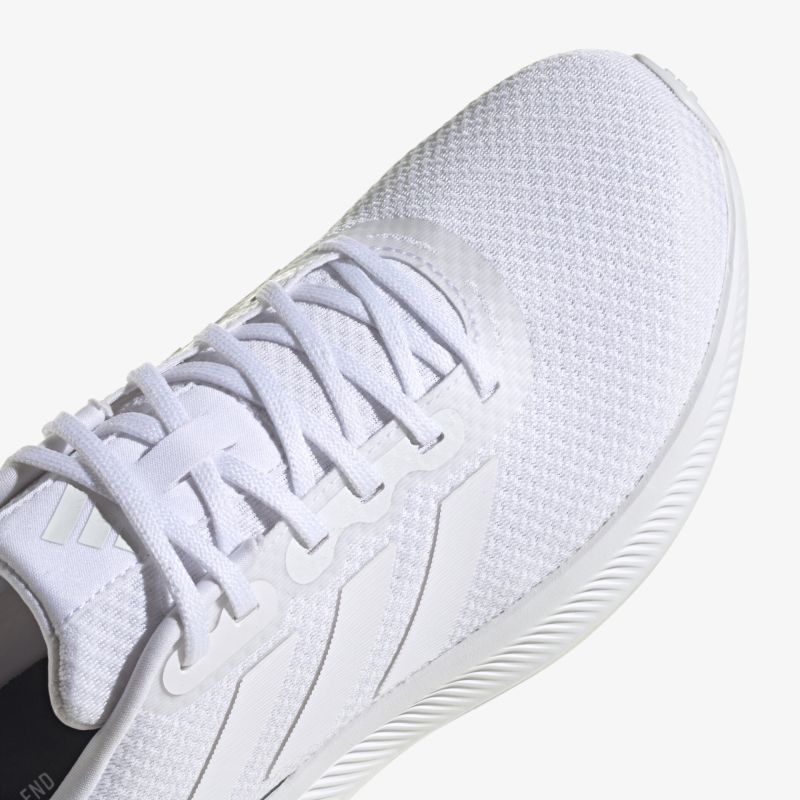 Moderner weißer Sneaker mit atmungsaktivem Obermaterial und rutschfester Sohle für optimalen Komfort.