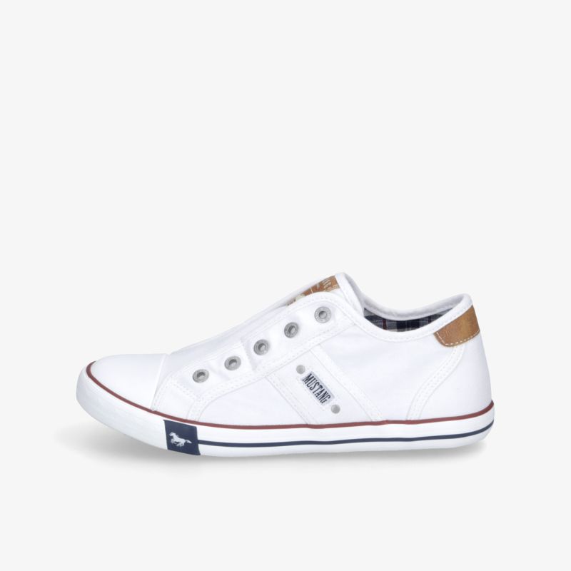 leichter weißer Sneaker mit flexibler Sohle und bequemer Passform in klarer Seitenansicht