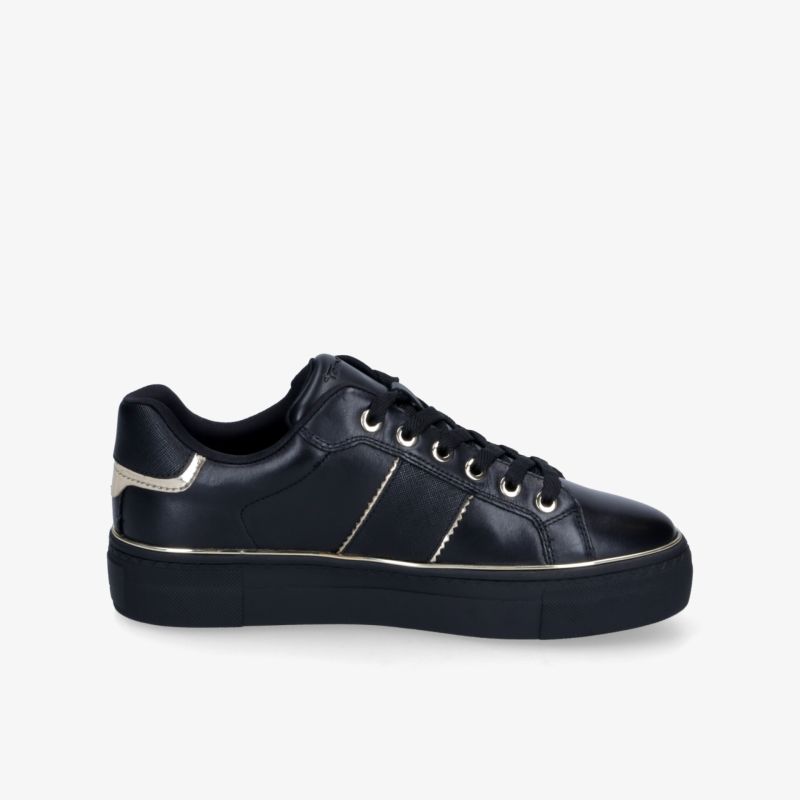 Schwarzer Sneaker mit sportlichem, modernem Design und robuster Sohle in klarer Seitenansicht