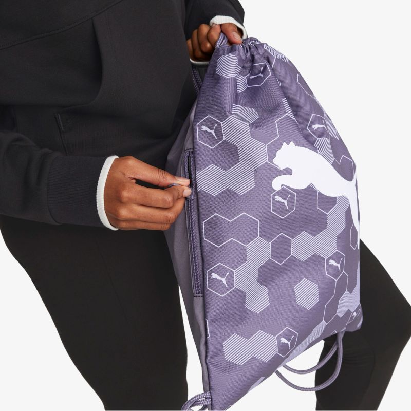 Stylischer Rucksack in Lila mit markantem Logo-Druck, ideal für Sport und Freizeit. Robust und praktisch im Design.