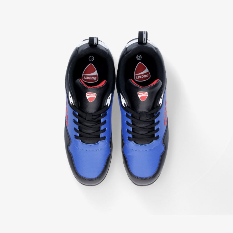 Blaue Sneaker mit schwarzer Schnürung und roten Details, ideal für sportlichen Einsatz und Freizeitaktivitäten.