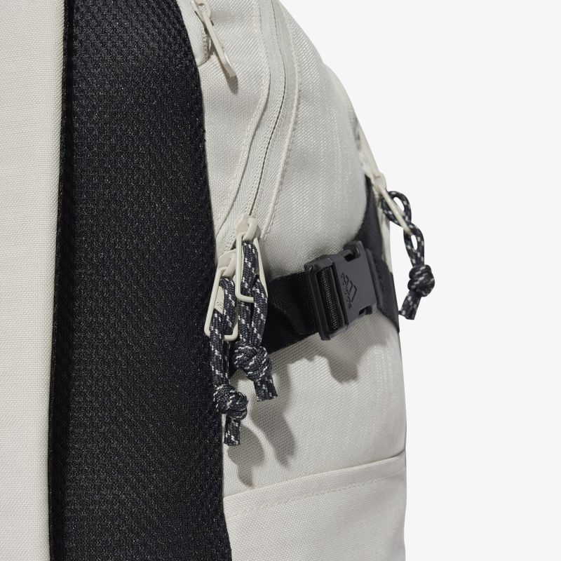 Detailaufnahme eines hellen Rucksacks mit robustem Reißverschluss und stabiler Naht für hohe Funktionalität