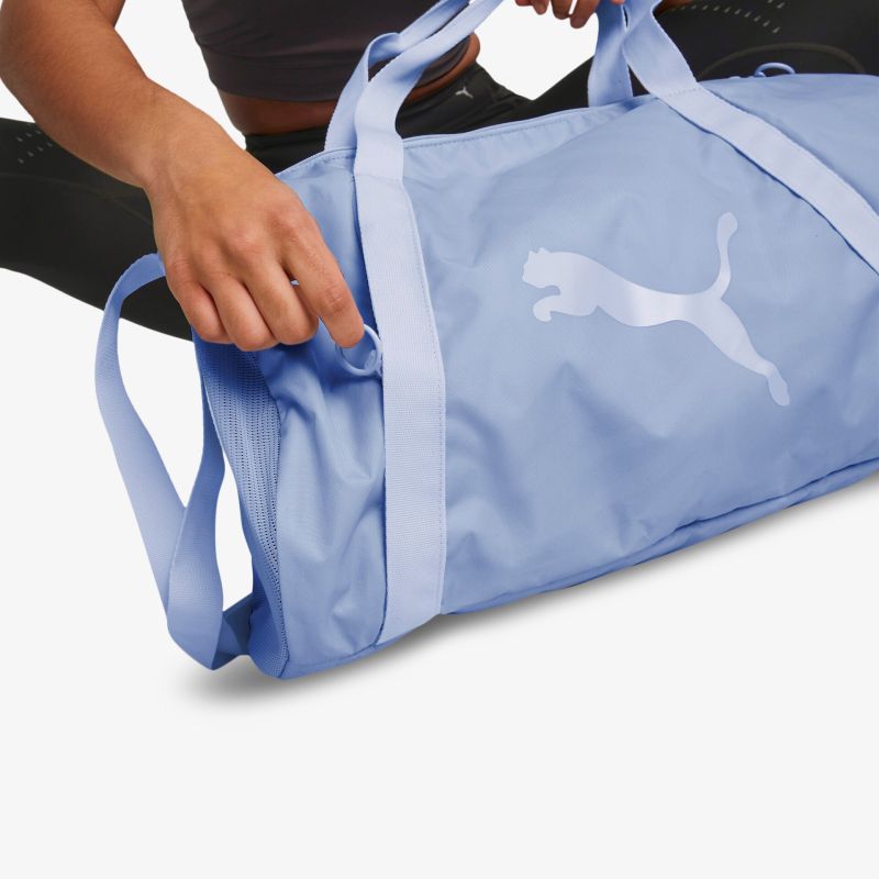 Blaue Sporttasche mit Logo, komfortable Trageriemen, ideal für Fitness und Reisen