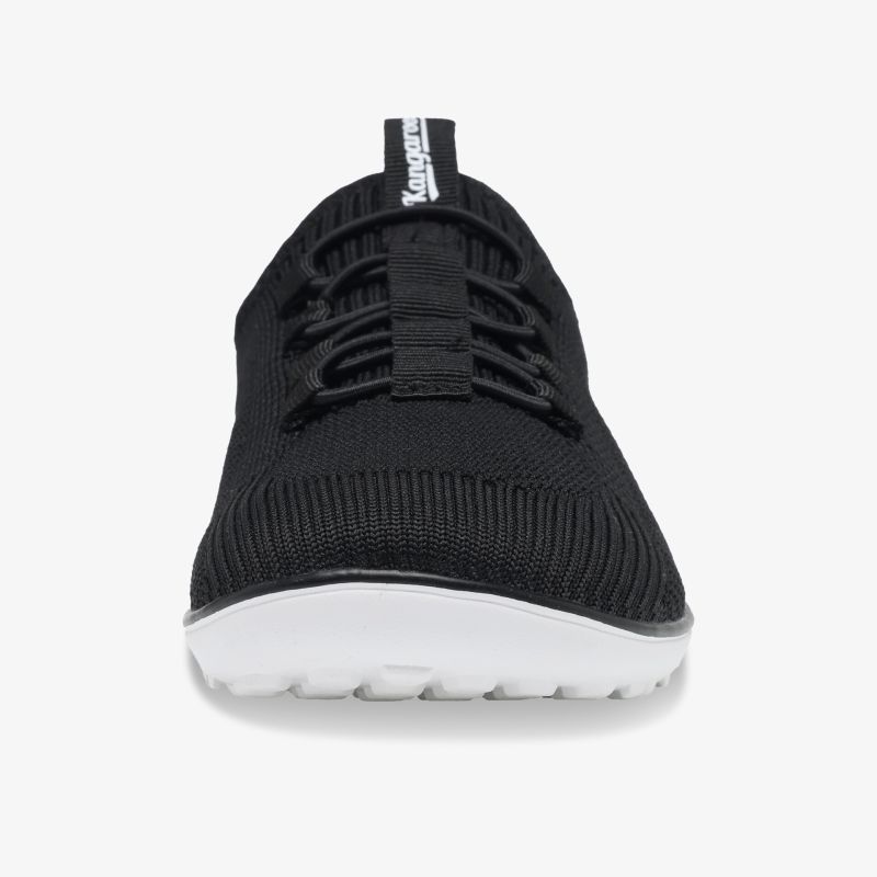 Leichter schwarzer Sneaker mit weißer flexibler Sohle und atmungsaktivem Material, Frontansicht