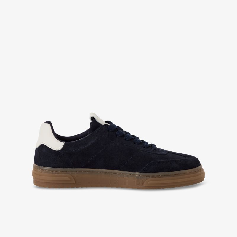 Seitliche Ansicht eines schwarzen, modernen und bequemen Sneakers mit robuster, leichter Sohle