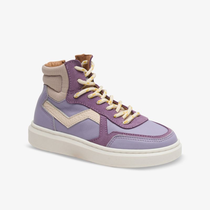 Moderner hoher Sneaker in Lila mit kombiniertem Material, gepolstertem Schaft und robuster Sohle für hohen Tragekomfort