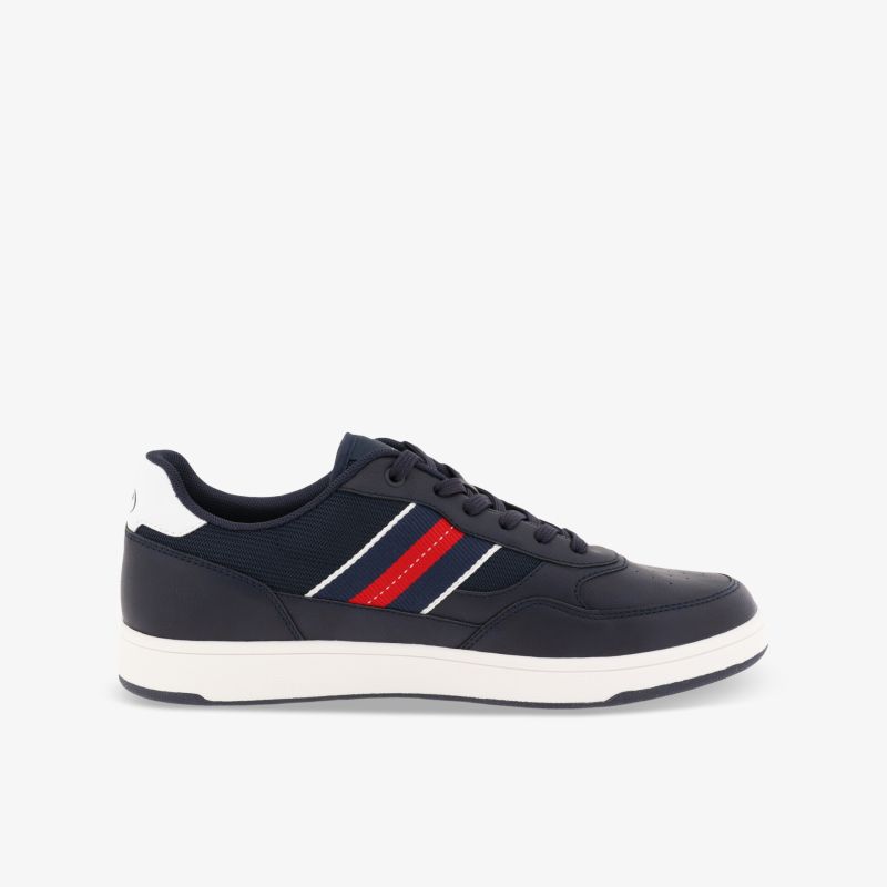 Moderner sportlicher Schuh mit atmungsaktivem Material und rutschfester Sohle, ideal für vielseitige Aktivitäten