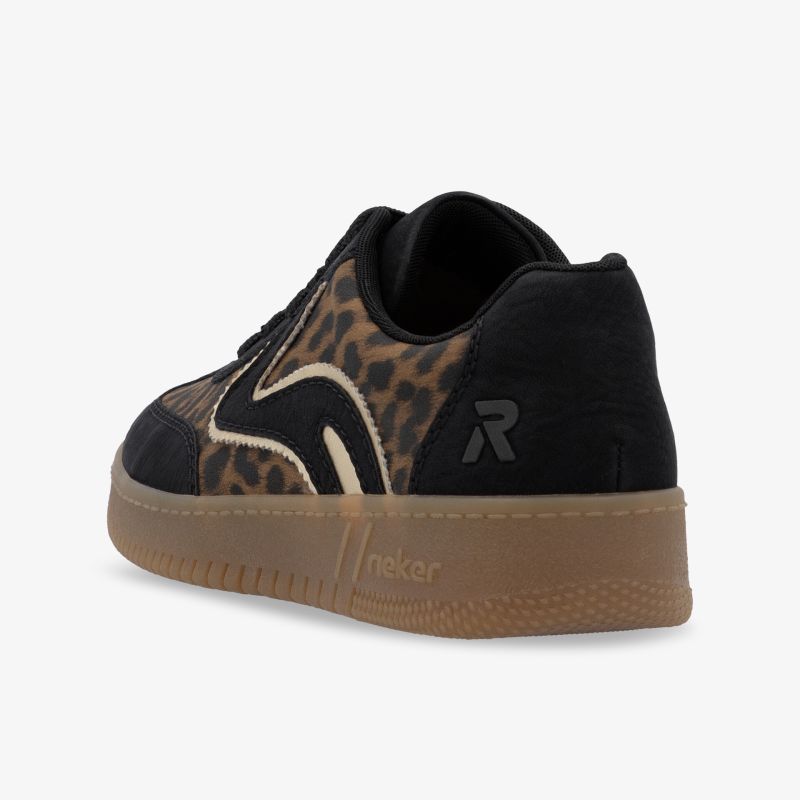 Moderner Sneaker mit robustem Design, komfortabler Passform und auffälligem Logo seitlich sichtbar