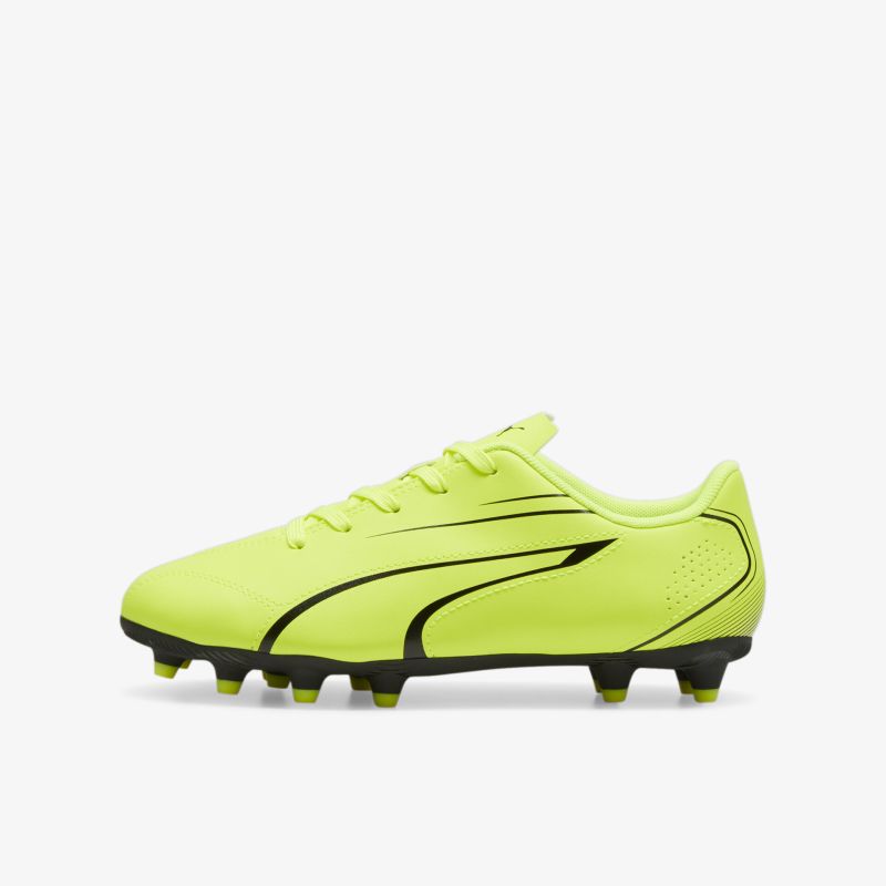 Leuchtend neongrüner Sportschuh mit robustem Design und griffiger Sohle für optimalen Halt im Spiel