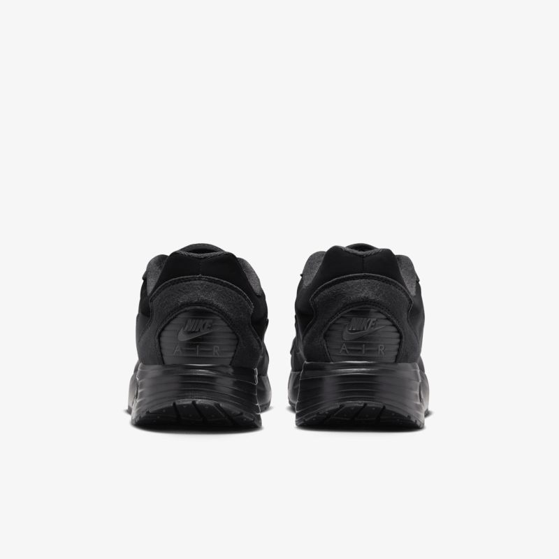 Robuste schwarze Sneaker in klarer Rückansicht, sportlich und bequem für den täglichen Einsatz.