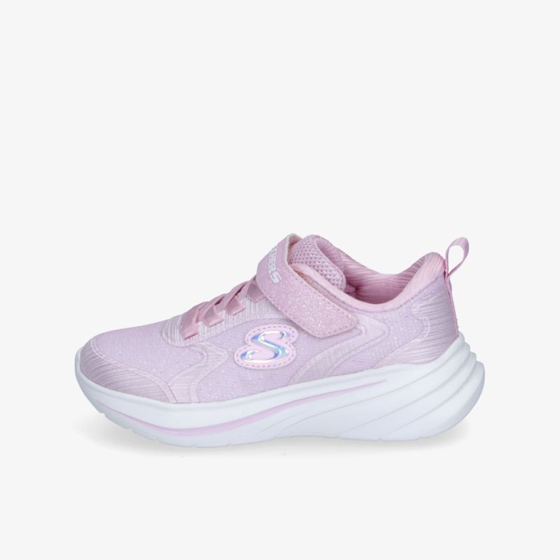 Seitlich abgebildeter leichter Sneaker in leuchtendem Rosa mit atmungsaktivem Material und bequemem Verschluss