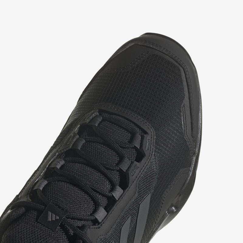 Moderner, schwarzer Sneaker mit robustem Design und bequemem Tragekomfort.