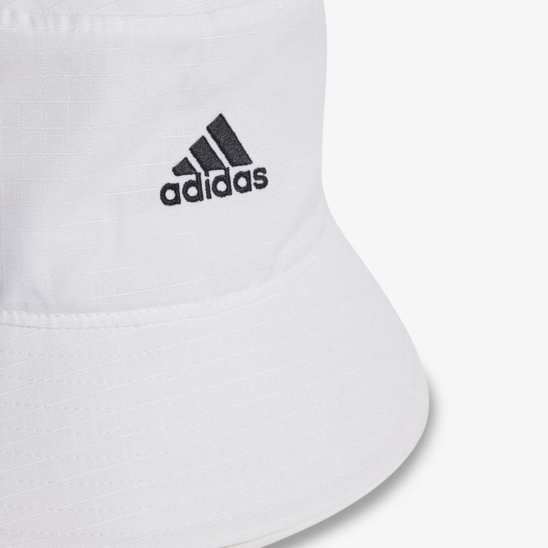 Weißer Bucket Hat mit auffälligem Logo, hoher Tragekomfort und flexibles Design für jeden Anlass.