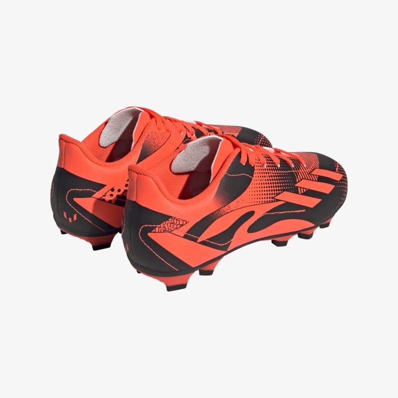 Moderne rot-schwarze Fußballschuhe mit dynamischem Design und hocheffizienter Stollenanordnung für optimale Ballkontrolle.