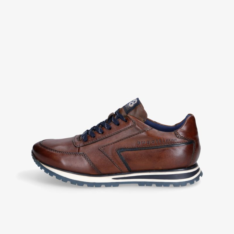Moderner brauner Ledersneaker mit rutschfester Sohle und komfortabler Passform für täglichen Gebrauch.
