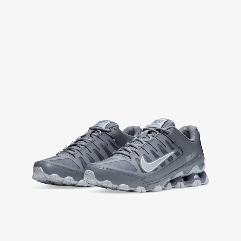 Graue Nike Sneaker in 3/4 Ansicht mit flexibler Schnürung, rutschfester Sohle und komfortabler Dämpfung