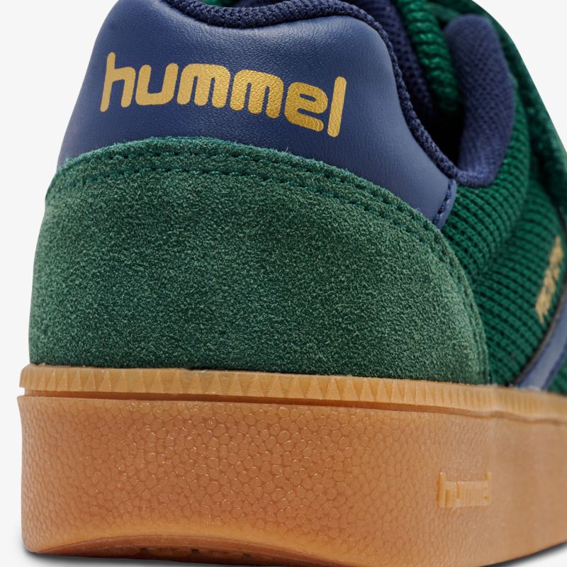 Detailaufnahme grüner Schuh aus Wildleder mit robustem Gummisohlenprofil und angenehm gepolstertem Innenfutter