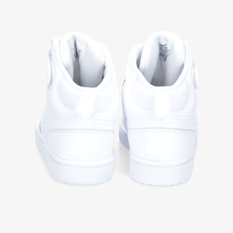 Elegante weiße Sneakers bieten Komfort und Stil für jeden Anlass. Zeitlose Optik aus jeder Perspektive.