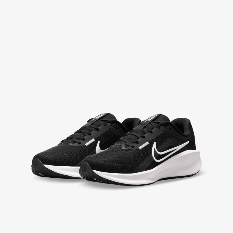 Schwarze Sportschuhe mit weißem Nike-Logo, komfortabel und leicht, ideal für sportliche Aktivitäten
