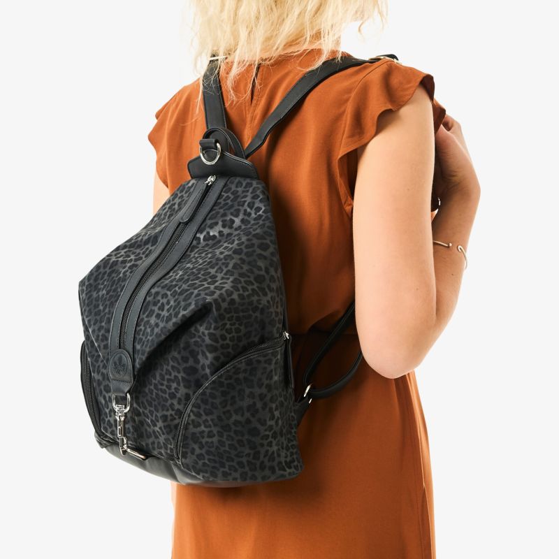 Schwarzer Rucksack mit modischem Leopardenmuster, geräumig und praktisch am Rücken getragen