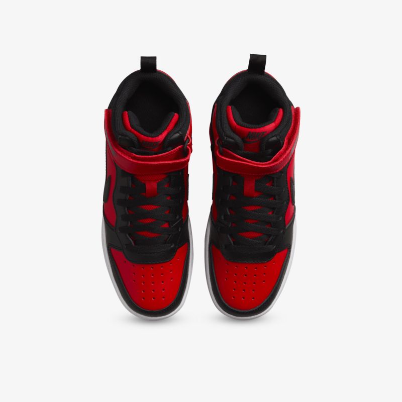 Rote und schwarze Sneaker mit strapazierfähigem Material, gepolstertem Kragen und sportlichem Design von oben gesehen