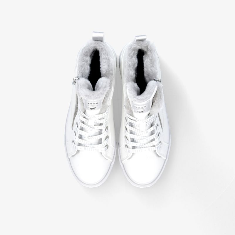 Weiße High-Top-Sneakers mit Plüschfutter und modischem Design. Bequem für Alltag und Freizeit.