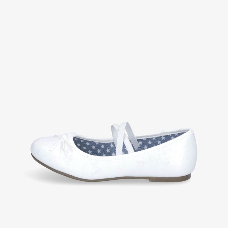 Eleganter weißer Ballerina-Schuh mit Schleife und komfortabler Passform, ideal für vielseitige Anlässe.