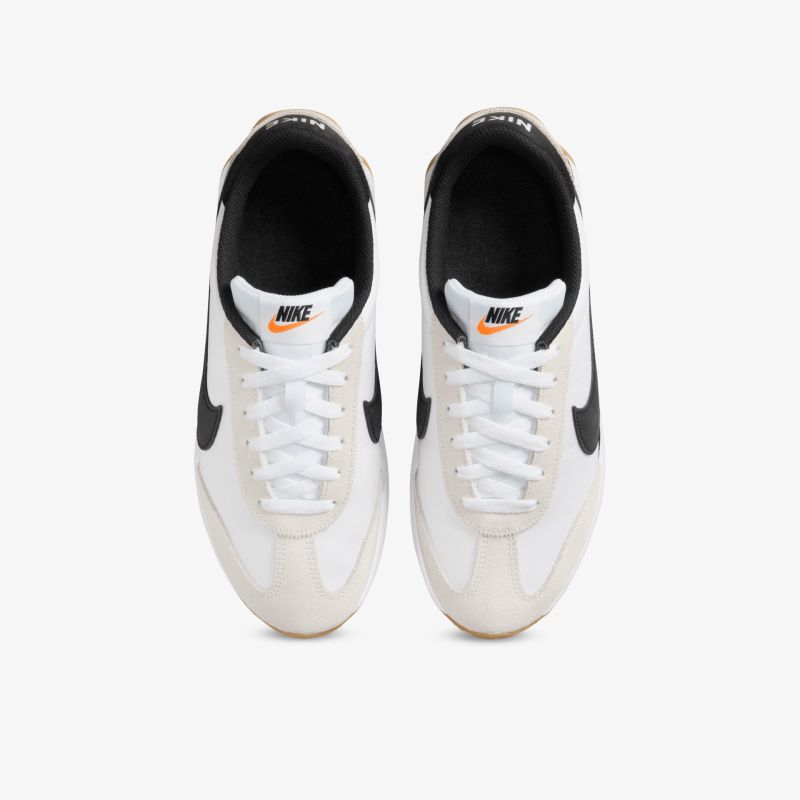 Weißes Paar Nike Sneaker mit schwarzem Logo, klassisch, komfortabel und langlebig