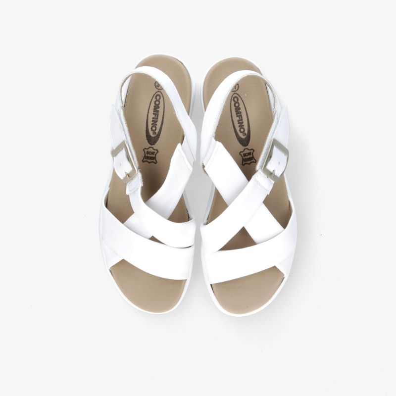 Elegante weiße Sandalen mit überkreuzten Riemchen für stilvolle und bequeme Sommerausflüge.