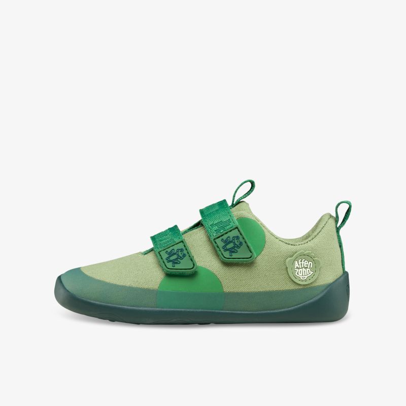 Grüner Schuh mit praktischem Klettverschluss und rutschfester Sohle. Perfekter Komfort für unterwegs.