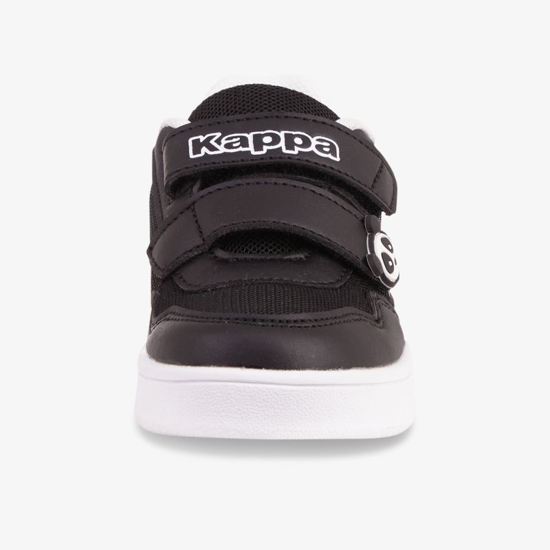 Moderner Schuh mit Klettverschluss und markantem Logo-Design, ideal für einen sportlichen Auftritt.