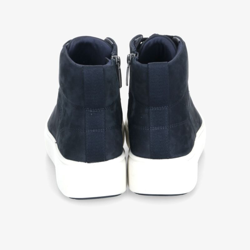 Rückansicht eines sportlichen schwarzen Sneakers mit weißer Sohle und praktischem Reißverschluss