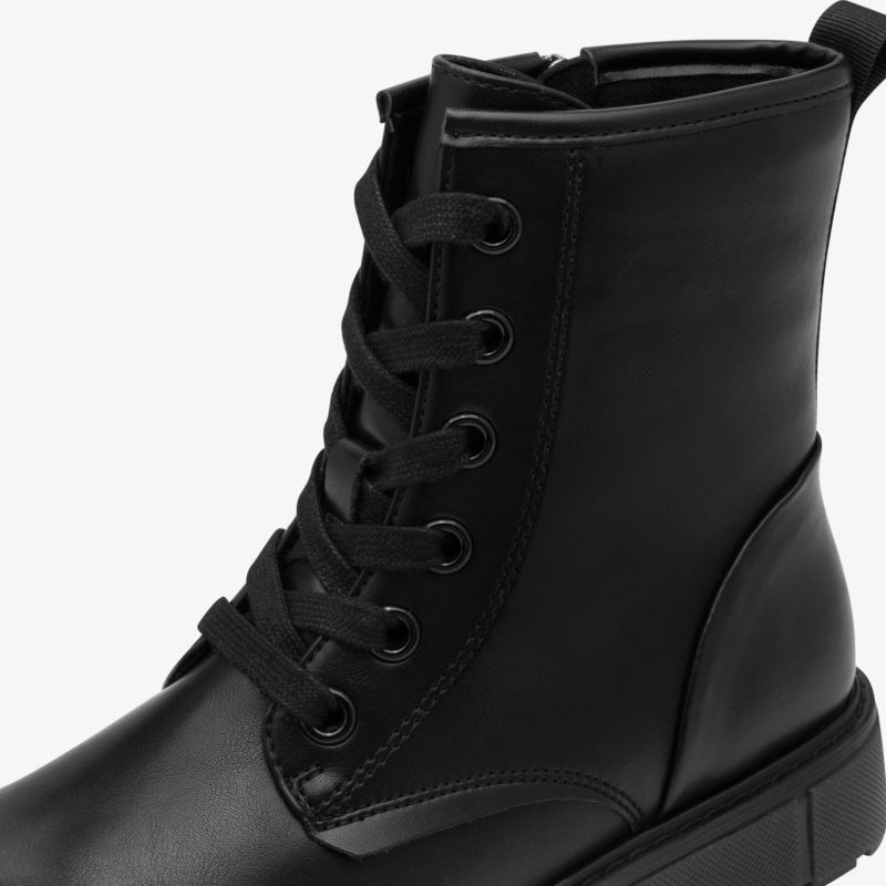 Schwarzer Schnürstiefel aus Glattleder mit robustem Absatz und modischem Design für vielseitigen Einsatz