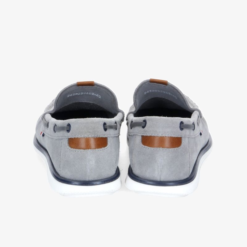 Graue Bootsschuhe aus Leder mit rutschfester Sohle und sportlichem Design, ideal für Freizeitaktivitäten.