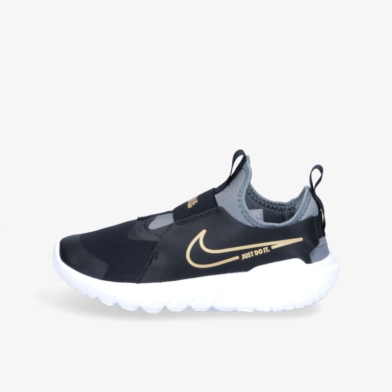 Moderner schwarzer Sneaker mit goldenem Swoosh und komfortabler, weißer Sohle für stilvolle Auftritte.