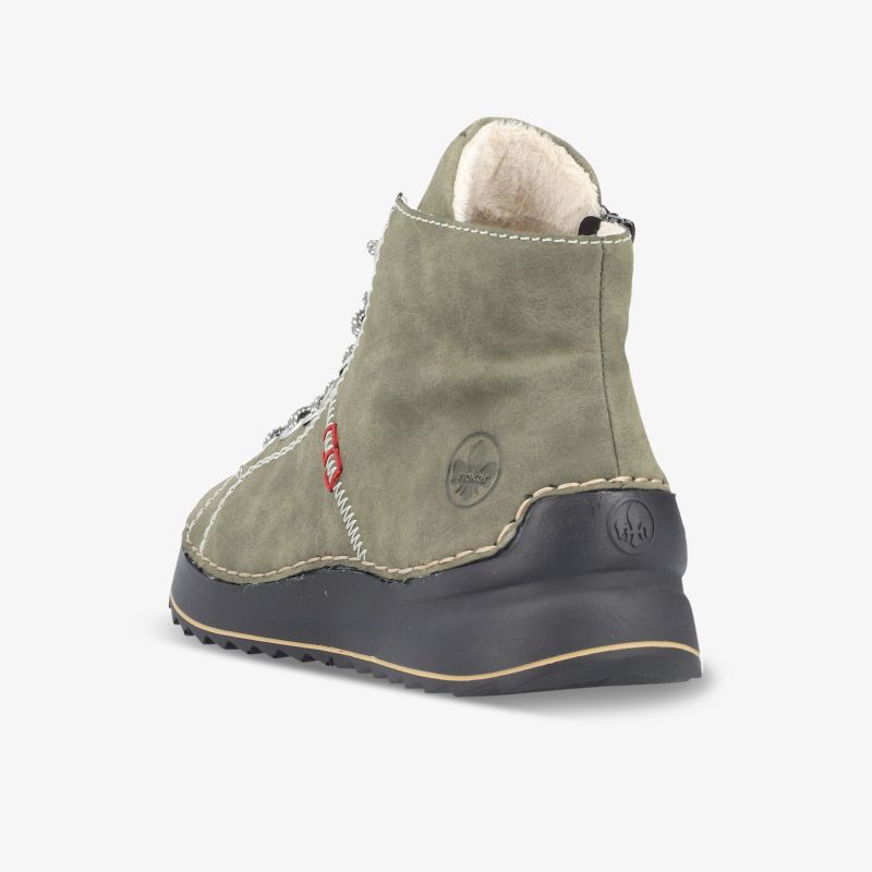 Robuster Schuh mit weichem Obermaterial und stabilem Absatz, detailreiche Nähte, seitliche Ansicht schräg hinten