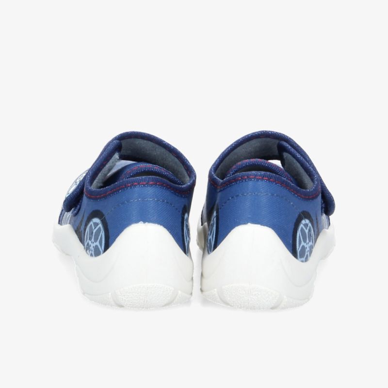 Blaue Sneaker mit robuster Sohle für optimalen Komfort und sportlichen Stil. Perfekt für sportliche Aktivitäten.