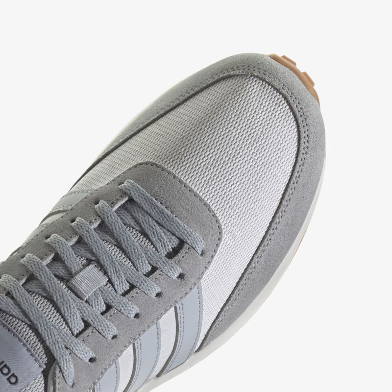 Moderner grauer Sneaker mit Mesh-Obermaterial für optimalen Komfort und Atmungsaktivität.