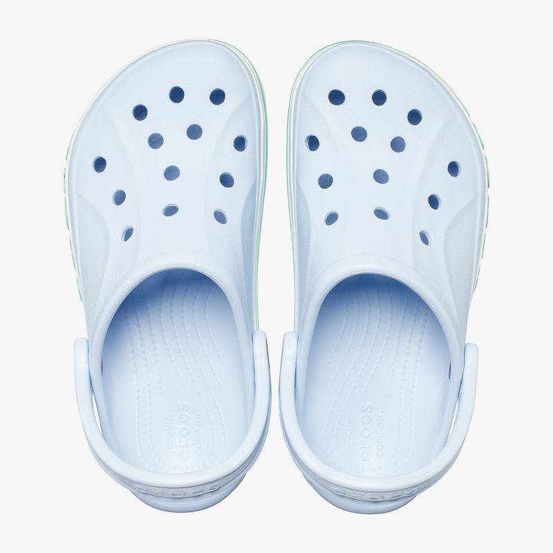 Leichte und bequeme hellblaue Clogs mit Belüftungslöchern, ideal für Freizeit und Outdoor-Aktivitäten.