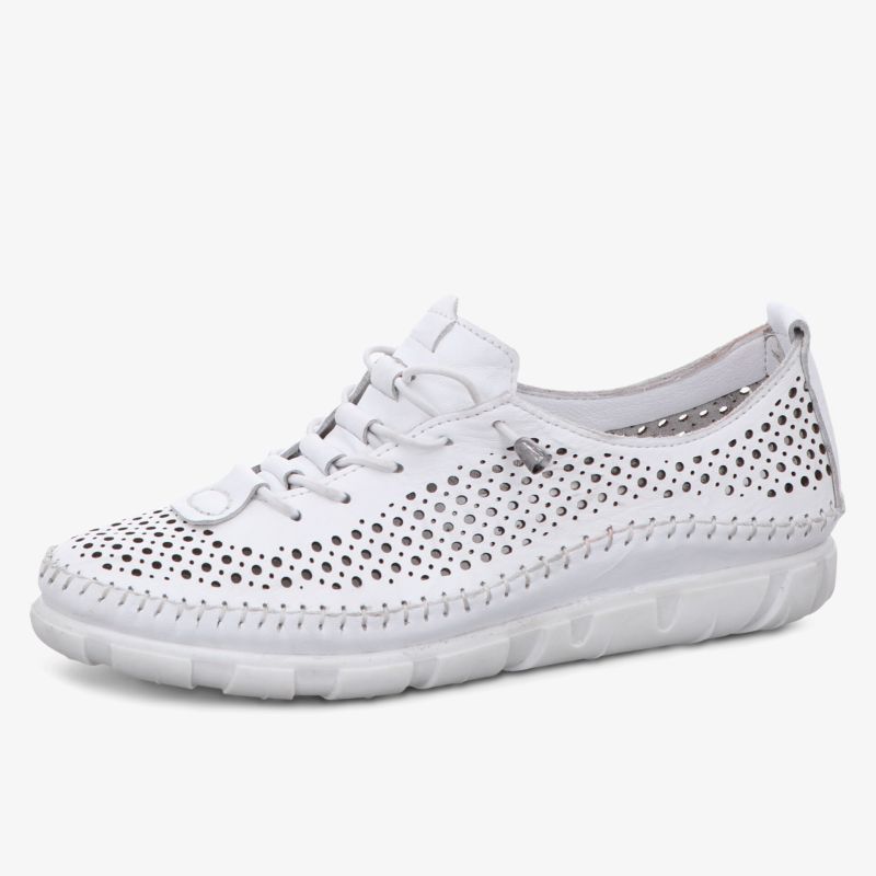 Weißer Schuh mit Perforation für optimale Belüftung und Komfort